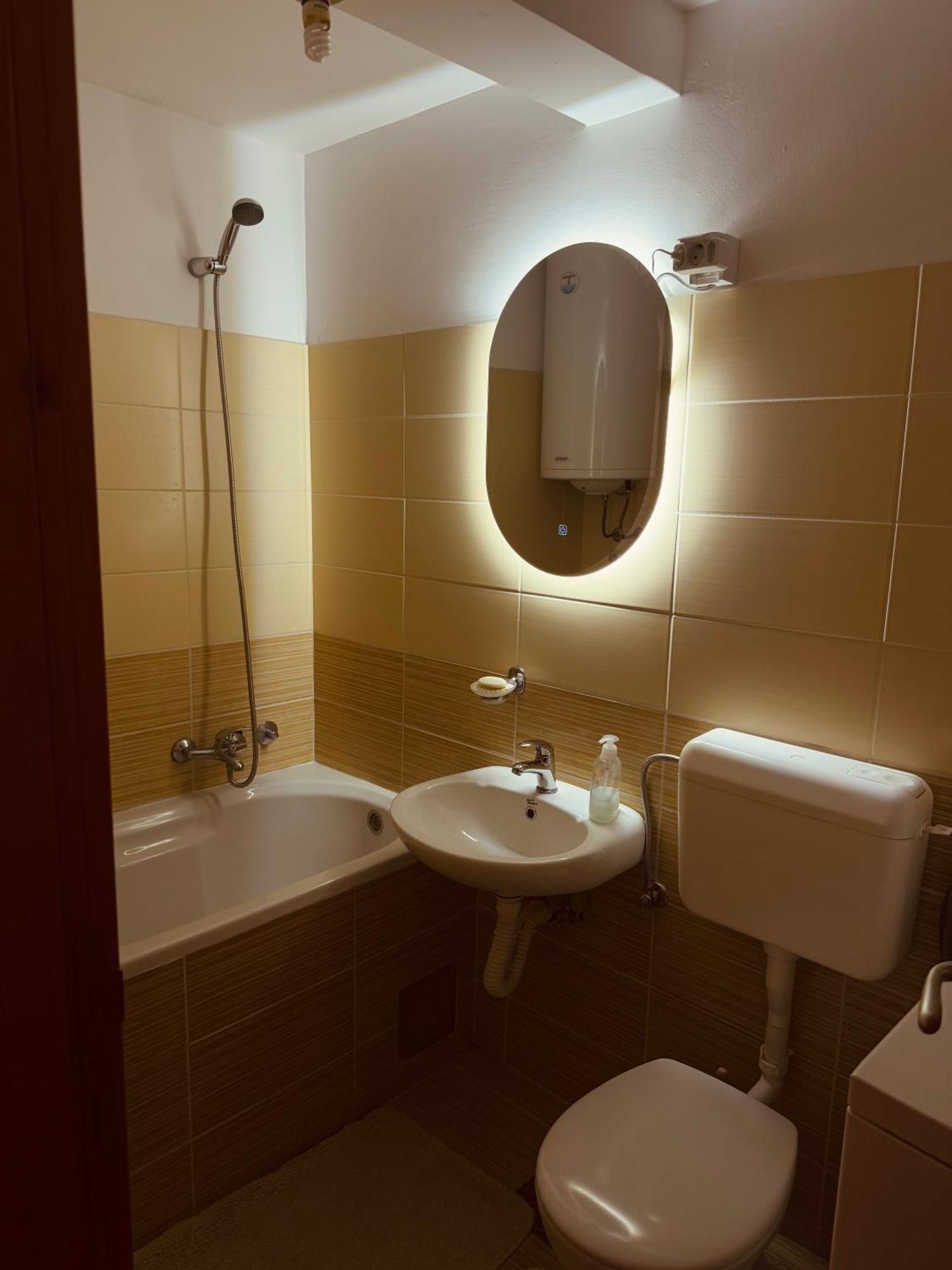 Apartment Silence B Pluzine Luaran gambar